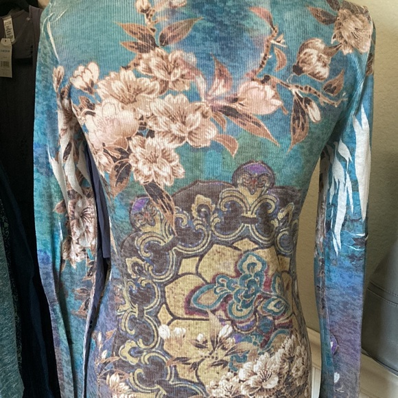 Gorgeous long sleeve T-shirt. - Picture 6 of 9